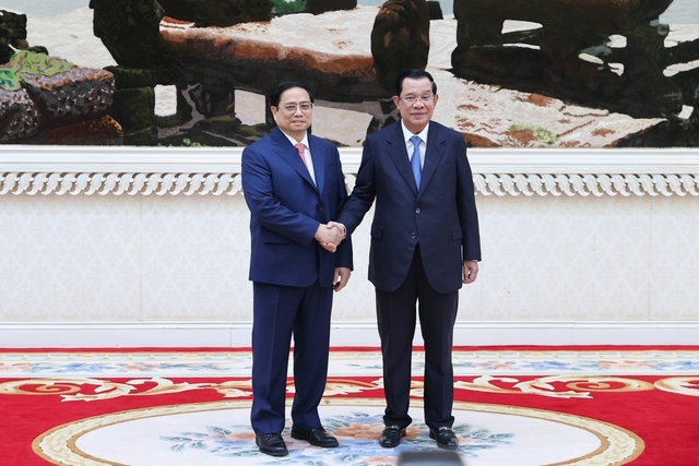 Thủ tướng Hun Sen đón Thủ tướng Phạm Minh Chính trước khi bắt đầu lễ đón chính thức - Ảnh: VGP/Nhật Bắc