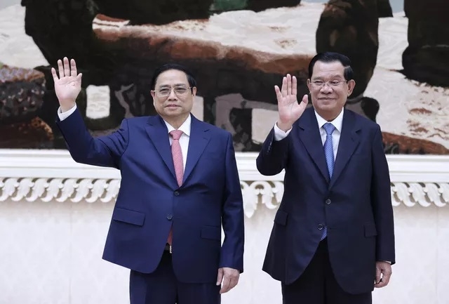 Thủ tướng Vương quốc Campuchia Samdech Techo Hun Sen đón Thủ tướng Phạm Minh Chính. Ảnh: Dương Giang-TTXVN