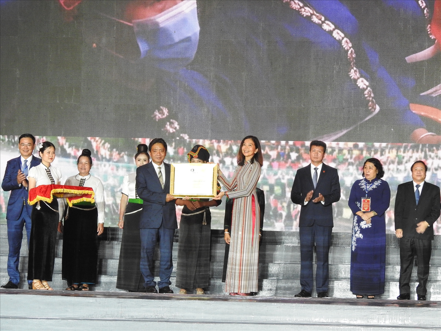 Điều phối viên Thường trú Liên Hợp quốc tại Việt Nam Pauline Tamesis trao Bằng của UNESCO ghi danh “Nghệ thuật Xòe Thái” vào Danh sách Di sản văn hóa phi vật thể đại diện của nhân loại cho Thứ trưởng Bộ Văn hóa, Thể thao và Du lịch Hoàng Đạo Cương