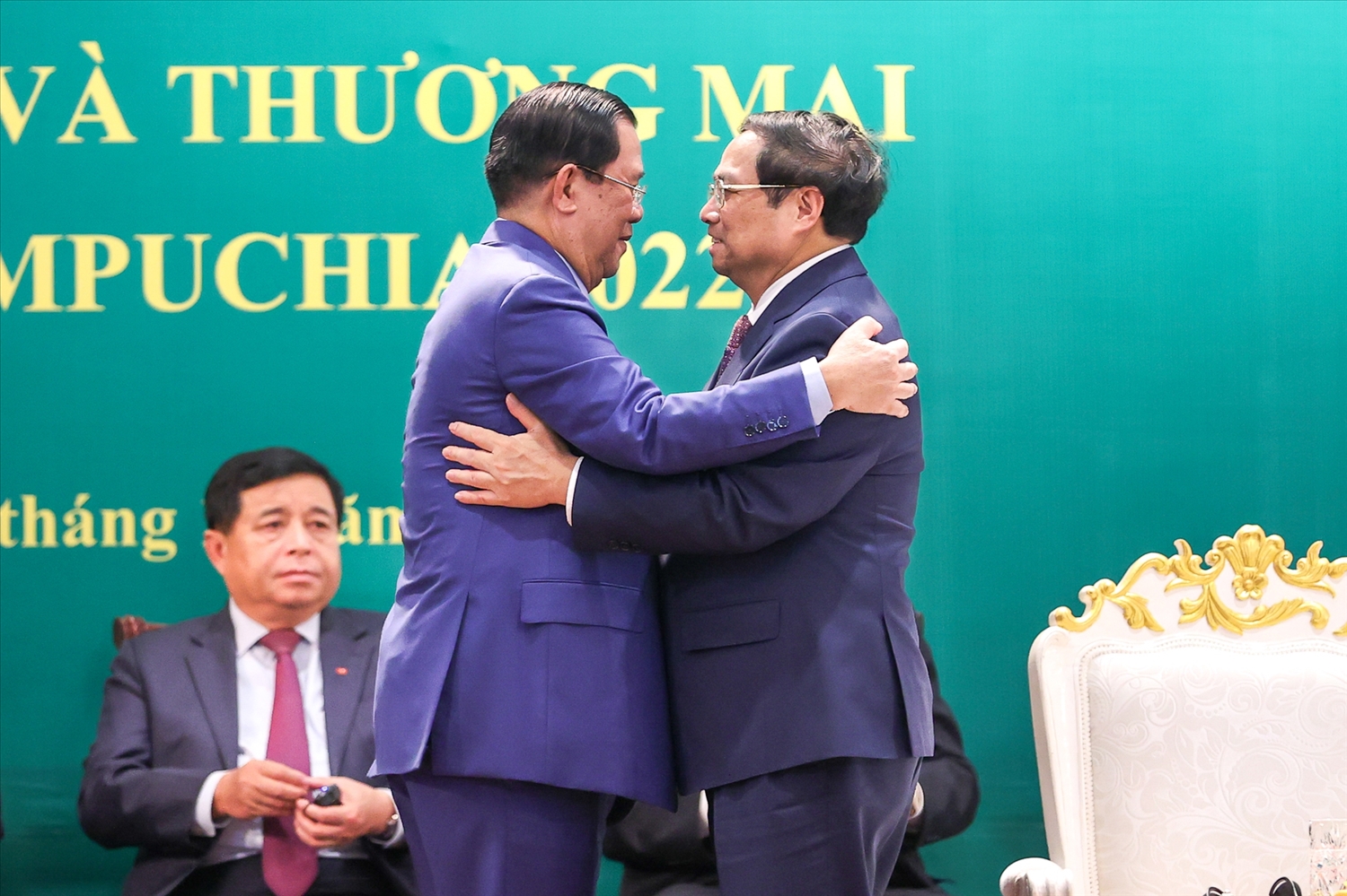 Thủ tướng Phạm Minh Chính và Thủ tướng Vương quốc Campuchia Samdech Techo Hun Sen tại Diễn đàn xúc tiến đầu tư và thương mại Việt Nam – Campuchia - Ảnh: VGP/Nhật Bắc