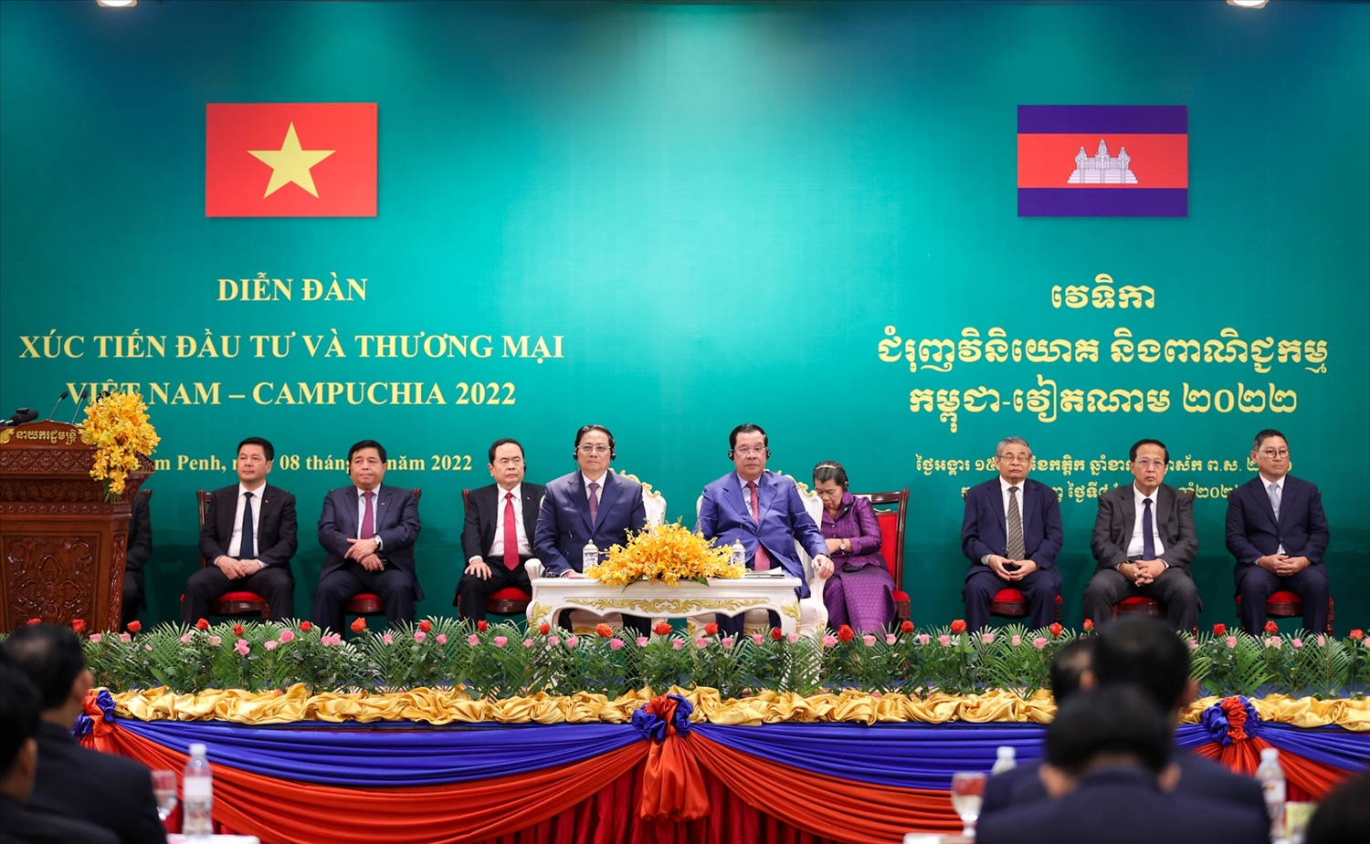 Thủ tướng Phạm Minh Chính và Thủ tướng Vương quốc Campuchia Samdech Techo Hun Sen nghe báo cáo tại Diễn đàn - Ảnh: VGP/Nhật Bắc