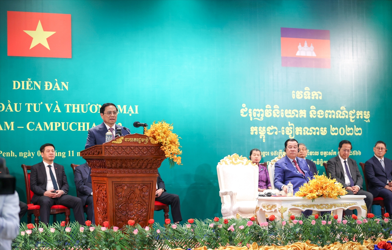 Thủ tướng đề nghị các doanh nghiệp Việt Nam tăng cường và mở rộng đầu tư hơn nữa sang Campuchia - Ảnh: VGP/Nhật Bắc
