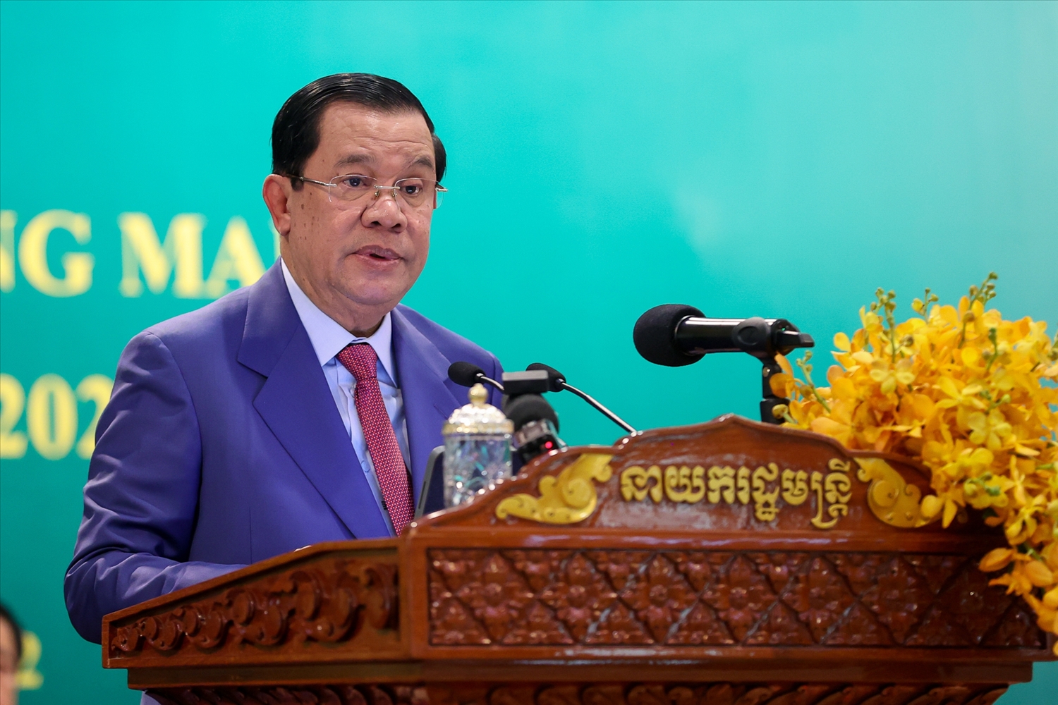 Thủ tướng Hun Sen chúc mừng thành công của Việt Nam trong thu hút đầu tư nước ngoài với nhiều công ty lớn như Samsung, Foxconn – nhà cung cấp lớn của Apple - Ảnh: VGP/Nhật Bắc