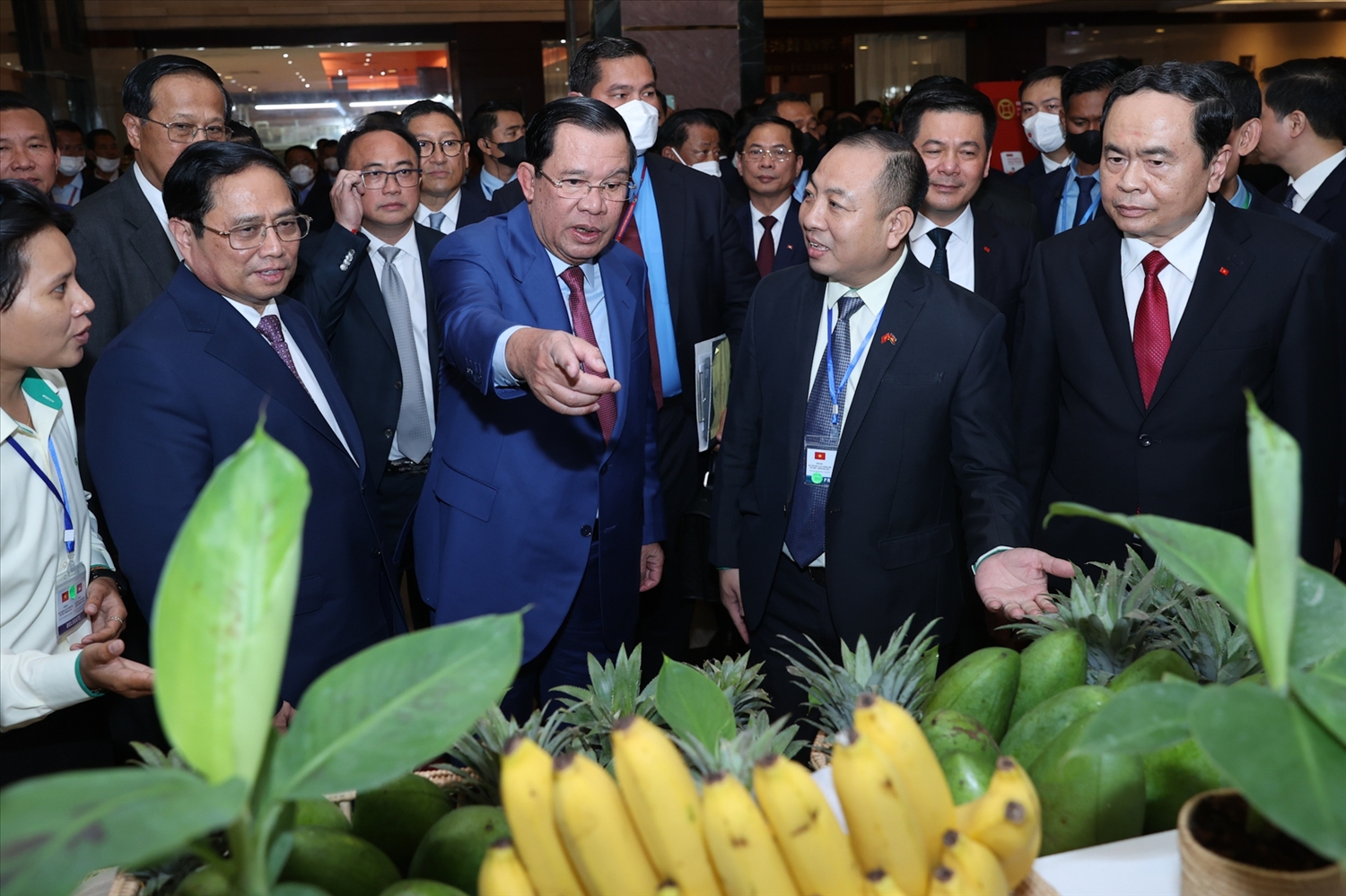 Thủ tướng Chính phủ Phạm Minh Chính cùng Thủ tướng Vương quốc Campuchia Samdech Techo Hun Sen tham quan một số gian hàng giới thiệu về sản phẩm của doanh nghiệp Việt Nam đầu tư tại Campuchia - Ảnh: VGP/Nhật Bắc
