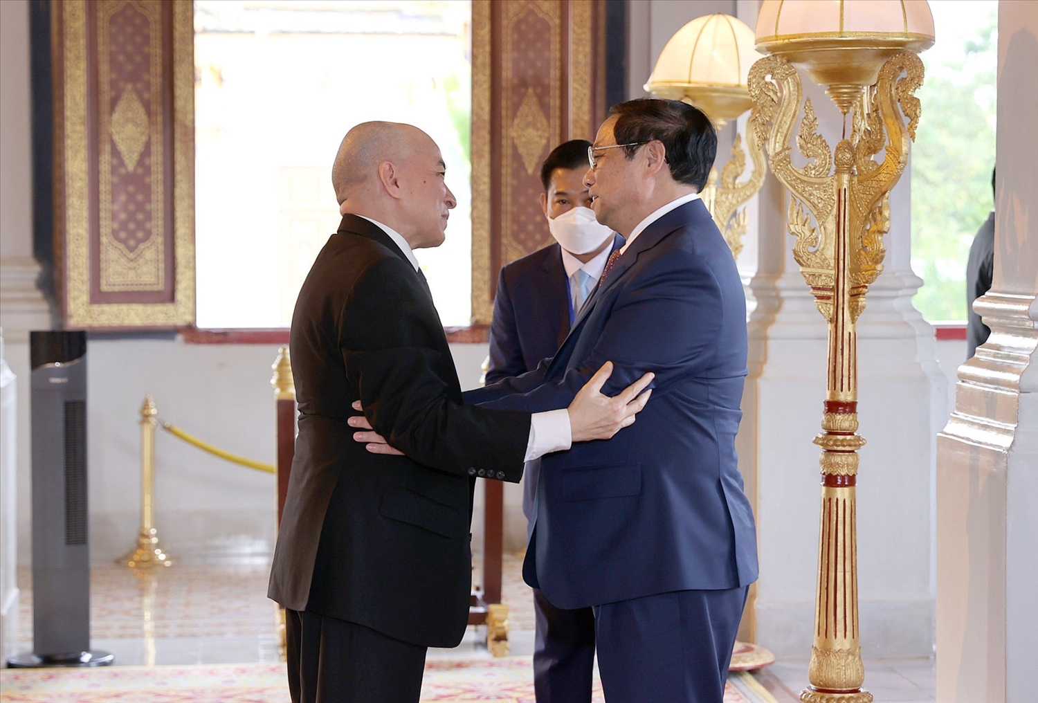 Thủ tướng Phạm Minh Chính chào Quốc vương Campuchia Norodom Sihamoni - Ảnh: VGP/Nhật Bắc