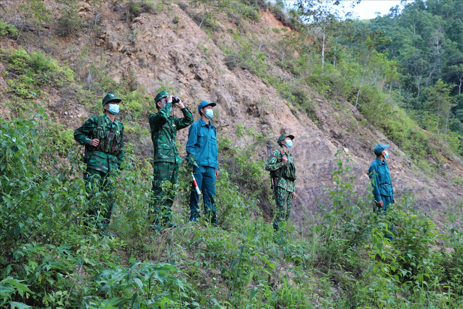 Cán bộ, chiến sĩ Đồn BP Thanh Luông tuần tra bảo vệ biên giới, phòng chống xuất nhập cảnh trái phép.