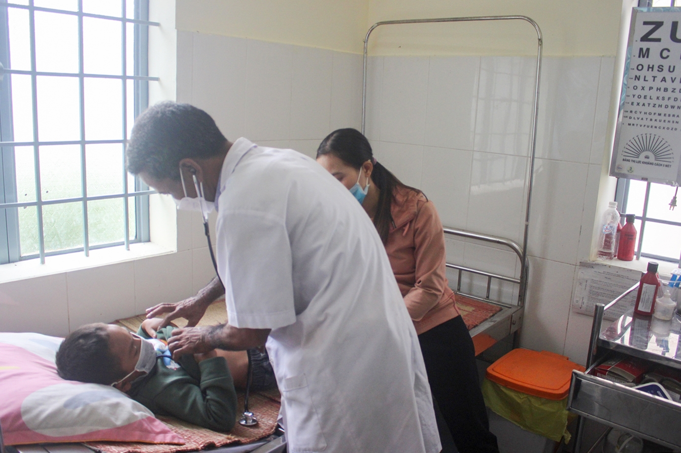 Bác sĩ Y Nghin khám chữa bệnh cho đồng bào dân tộc thiểu số vùng giáp ranh xã Ea Trang