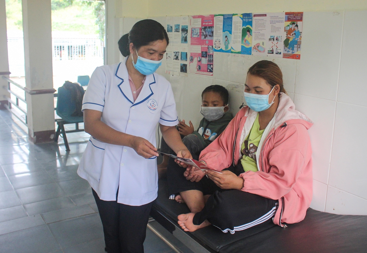 Cán bộ y tế Trạm Y tế Ea Trang tuyên truyền về chăm sóc sức khỏe cho đồng bào DTTS