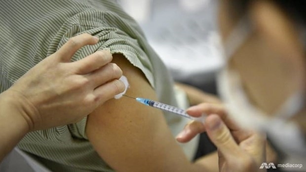 Người dân Singapore tiêm vaccine ngừa COVID-19 (Ảnh: CNA)