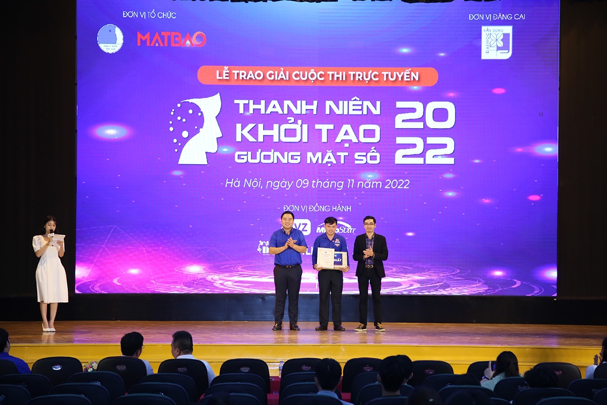 Đại diện Ban Tổ chức trao giải Nhất Cuộc thi trực tuyến “Thanh niên khởi tạo gương mặt số” năm 2022 tặng thí sinh Lê Trung Kiên (đứng giữa)