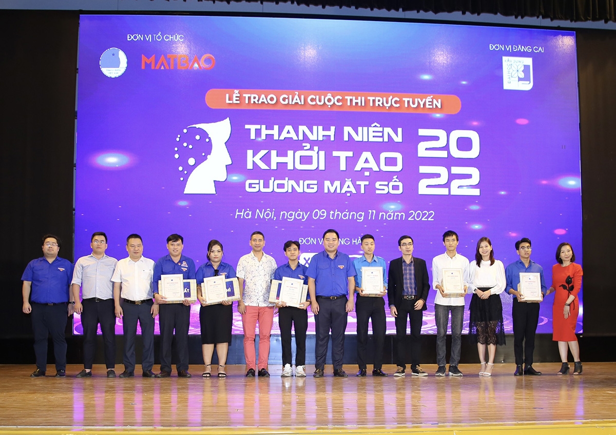 Đại diện Ban Tổ chức trao giải Cuộc thi trực tuyến “Thanh niên khởi tạo gương mặt số” năm 2022 cho các thí sinh đoạt giải
