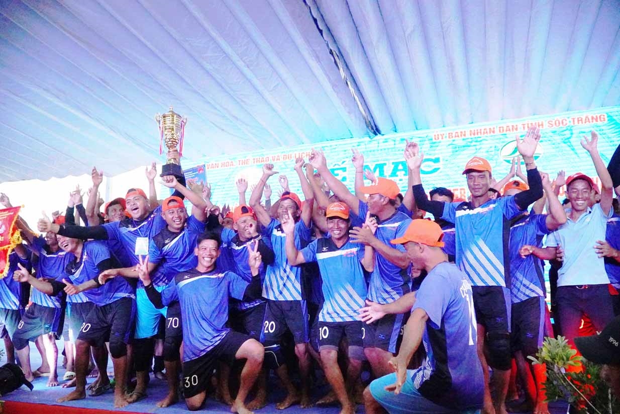 Khoảnh khắc ăn mừng chiến thắng của đội vô địch nam chùa Wáth Pích 