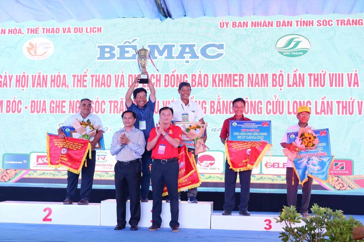 Ông Trần Văn Lâu và đại diện nhà tài trợ Bia Sài Gòn trao Cúp và tiền thưởng cho các đội đua nam đạt giải cao 