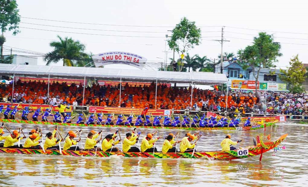 Cuộc bức phá về đích của đội vô địch nữ chùa Prêk Chêk (đội áo vàng)