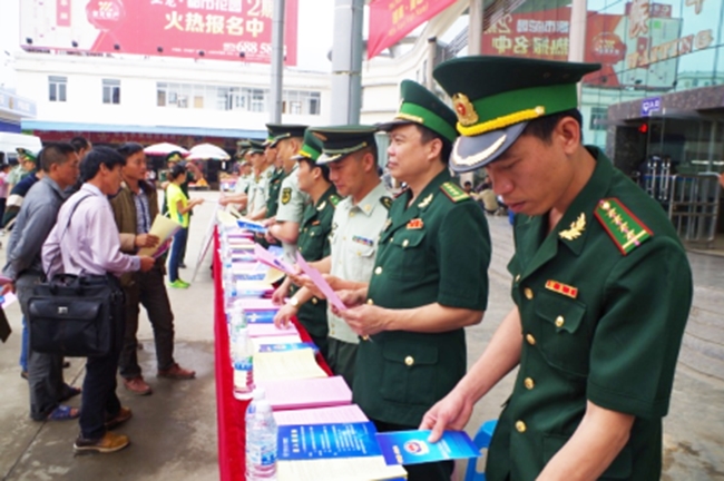 BĐBP Hà Giang phối hợp với Đại đội quản lý biên giới huyện Mã Quan (Trung Quốc) tổ chức tuyên truyền pháp luật và phát tờ rơi cho Nhân dân 2 bên biên giới