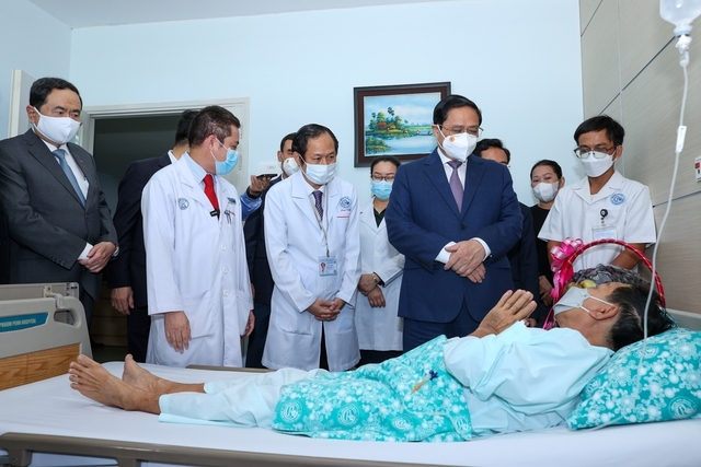 Thủ tướng Phạm Minh Chính thăm hỏi bệnh nhân đang điều trị tại Bệnh viện Chợ Rẫy Phnom Penh