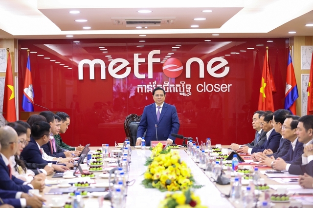 Thủ tướng nhấn mạnh yêu cầu Metfone tiếp tục phát huy vai trò một cầu nối quan trọng, góp phần vun đắp, củng cố, tăng cường quan hệ hữu nghị, hợp tác giữa hai đất nước, hai dân tộc - Ảnh: VGP/Nhật Bắc