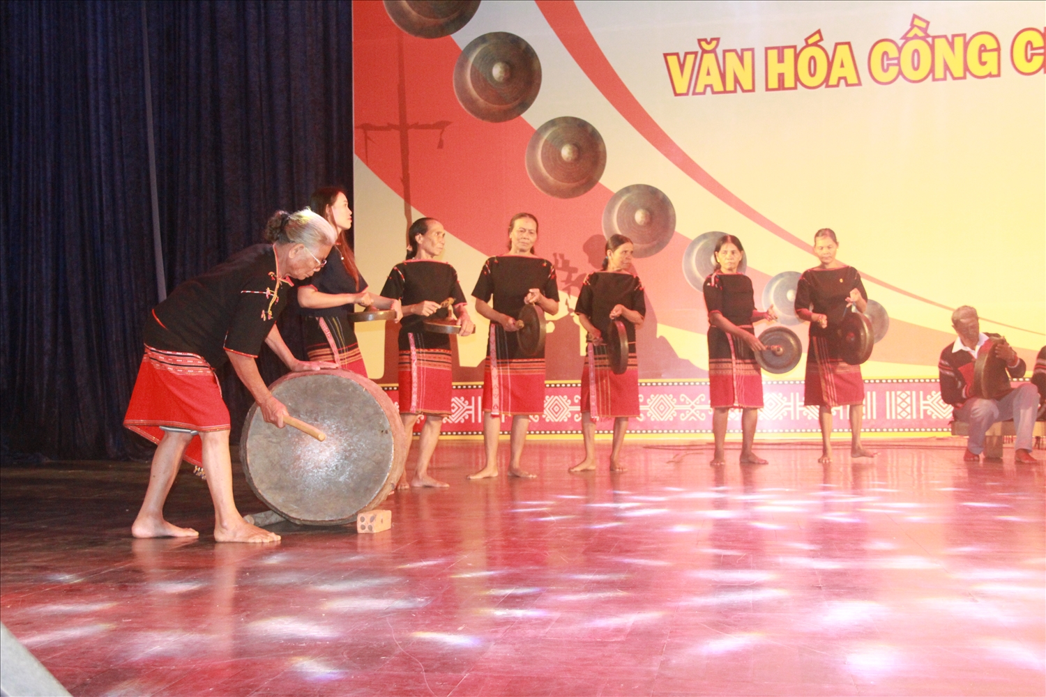Đội chiêng nữ Ê Đê Bih biểu diễn tại Liên hoan văn hóa cồng chiêng tỉnh Đắk Lắk