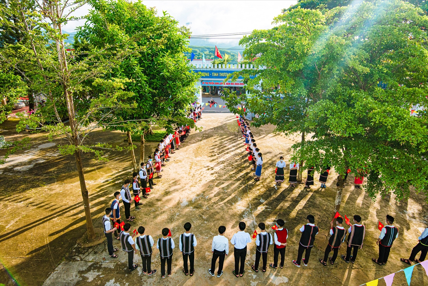 Các em học sinh DTTS Trường PT DTNT huyện Sa Thầy trong ngày khai giảng năm học mới 2022-2023