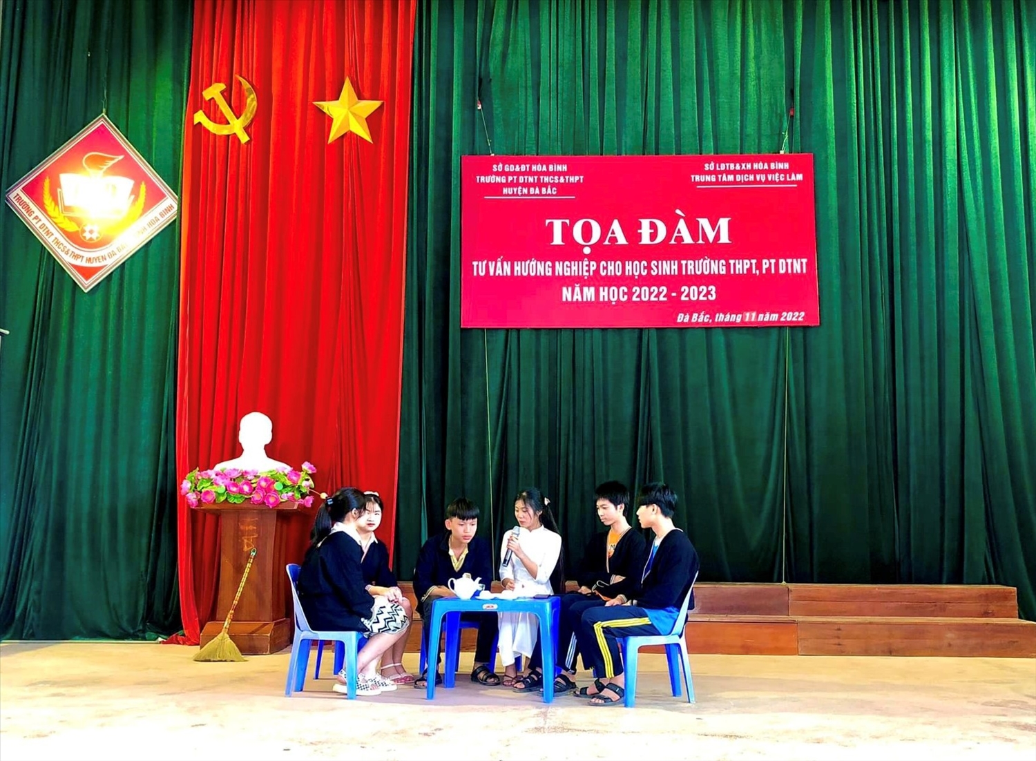 Học sinh Trường PTDTNT THCS &THPT huyện Đà Bắc (Hòa Bình) tham gia chương trình Tọa đàm tư vấn, hướng nghiệp