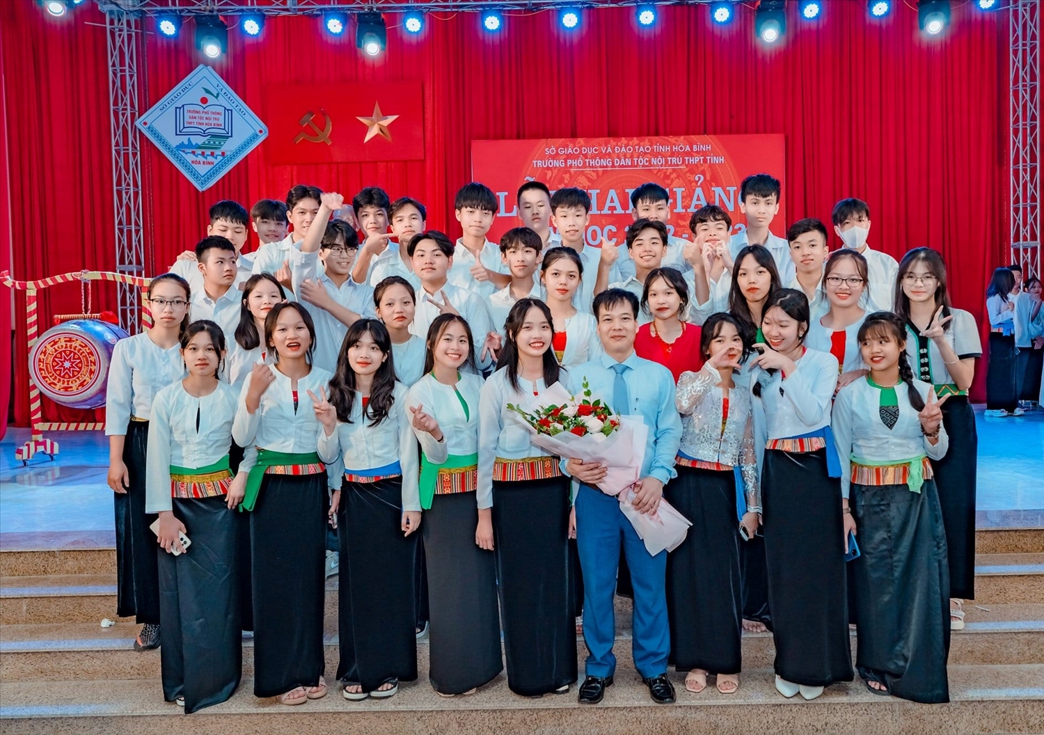 Thầy trò của Trường PTDTNT tỉnh Hòa Bình rạng rỡ trong Ngày khai giảng năm học 2022-2023