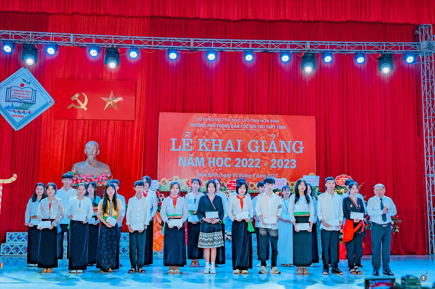 Các em học sinh Trường PTDTNT tỉnh Hòa Bình được tặng quà trong ngày Lễ khai giảng năm học mới 2022-2023
