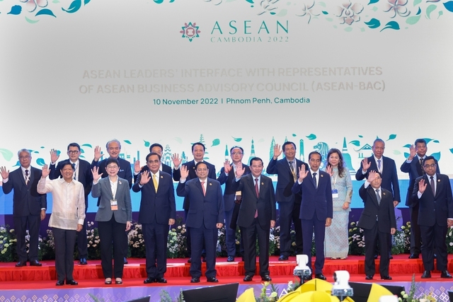 Thủ tướng Phạm Minh Chính cùng lãnh đạo các nước ASEAN hoan nghênh việc tổ chức các phiên đối thoại, lắng nghe ý kiến từ đại diện các nhóm, giới khác nhau - Ảnh: VGP/Nhật Bắc