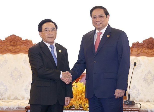 Thủ tướng Phạm Minh Chính gặp vThủ tướng Lào Phankham Viphavanh nhân dịp tham dự Hội nghị Cấp cao ASEAN 40, 41 và các hội nghị cấp cao liên quan - Ảnh: VGP/Nhật Bắc