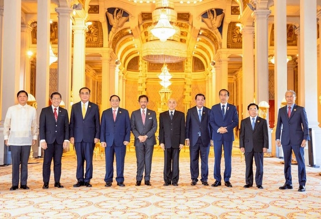 Quốc vương Campuchia chào đón các nhà lãnh đạo ASEAN tới dự Hội nghị Cấp cao ASEAN - Ảnh: VGP/Nhật Bắc
