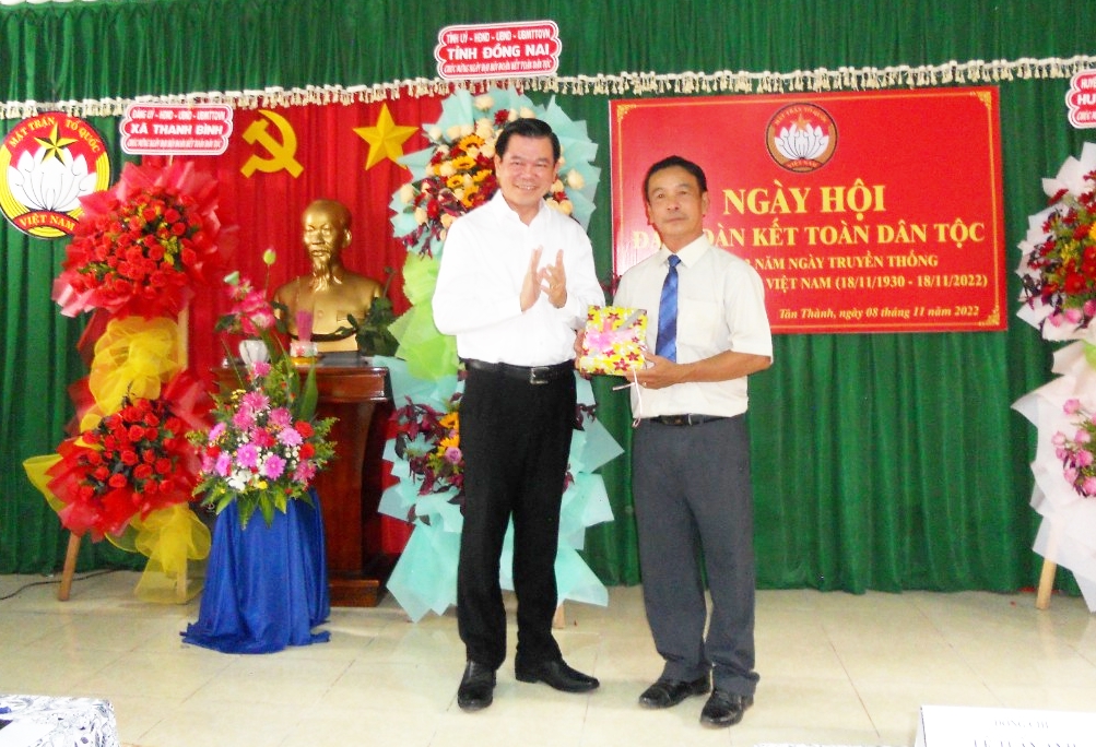 Ủy viên Trung ương Đảng, Bí thư Tỉnh ủy Đồng Nai Nguyễn Hồng Lĩnh trao quà chúc mừng cho Ban ấp và các cá nhân của ấp Tân Thành
