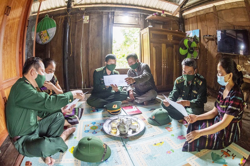 Cán bộ Đồn Biên phòng Hướng Lập, huyện Hướng Hóa, tỉnh Quảng Trị đến tận nhà dân ở các bản vùng sâu biên giới để tuyên truyền pháp luật cho người dân
