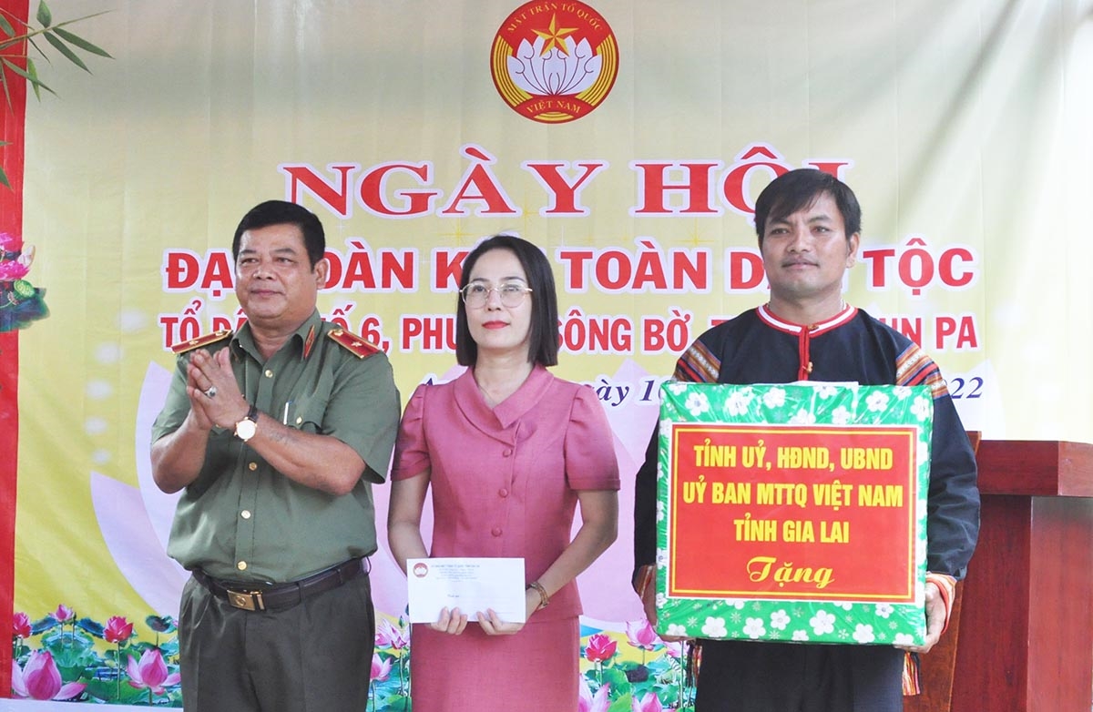 Đại diện Tỉnh ủy, HĐND, UBND, Ủy ban MTTQ Việt Nam tỉnh, Giám đốc Công an tỉnh đã tặng quà cho Nhân dân Tổ dân phố 6