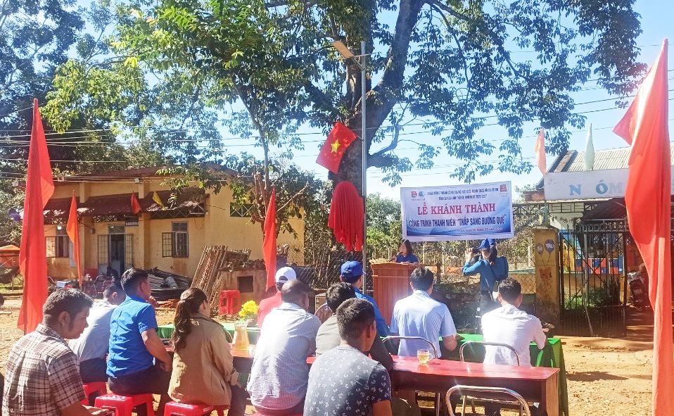 Quang cảnh Lễ khánh thành Công trình "Tháp sáng đường quê" tại làng Tung Chúc