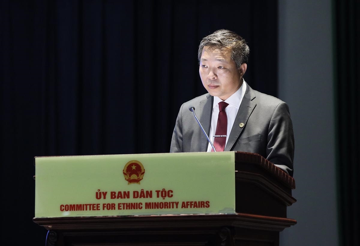 Gs.Ts. Trần Trung - Giám đốc Học viện Dân tộc phát biểu báo cáo về kết quả tổ chức lớp bồi dưỡng