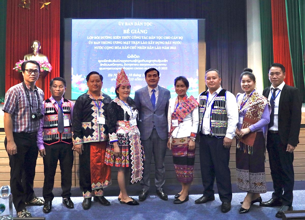(TIN TS) Bế giảng Lớp bồi dưỡng kiến thức công tác dân tộc cho cán bộ Ủy ban Trung ương Mặt trận Lào xây dựng đất nước 9