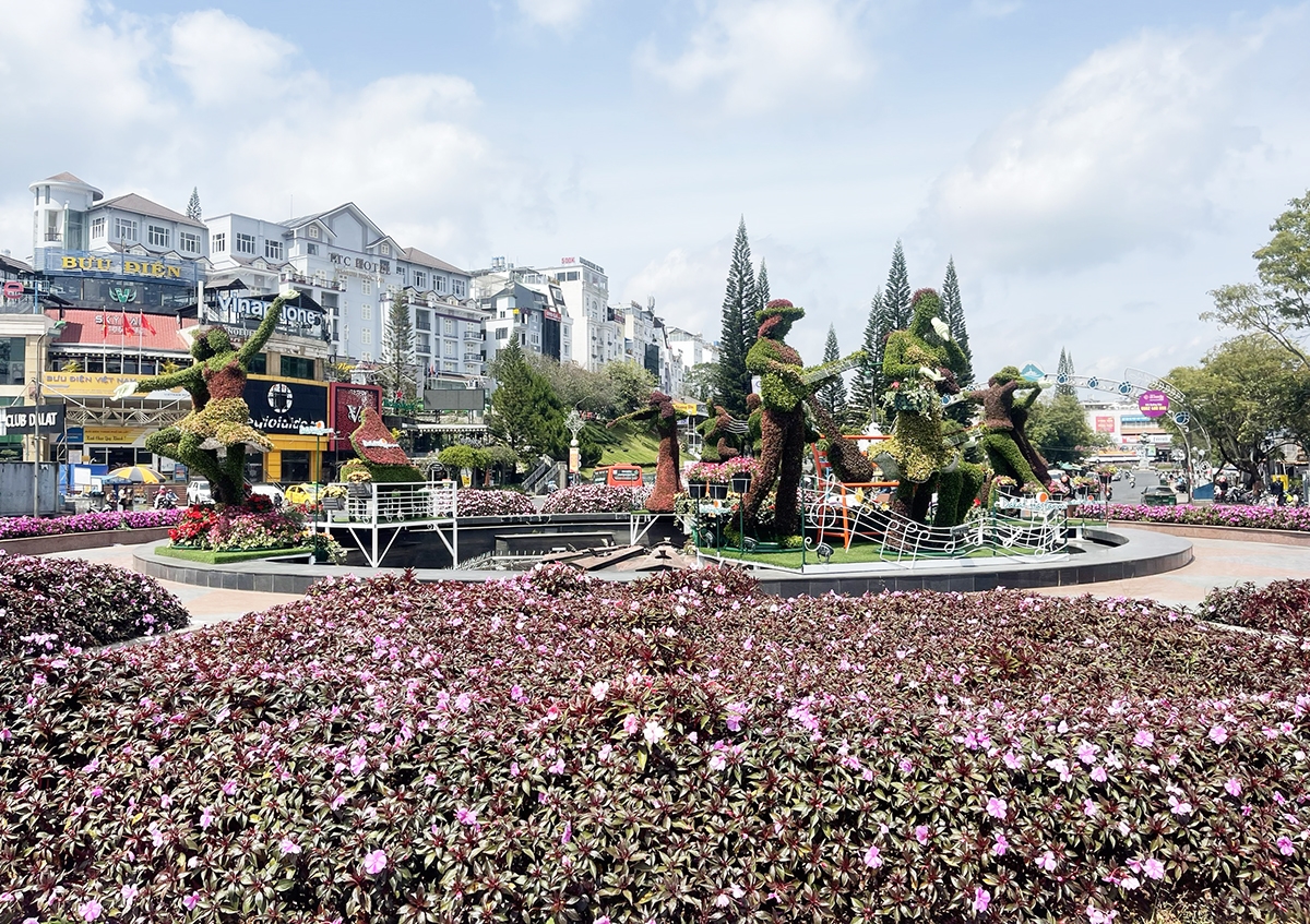 Các tiểu cảnh được trưng bày ở trung tâm Đà Lạt để phục vụ Festival hoa Đà Lạt năm 2022