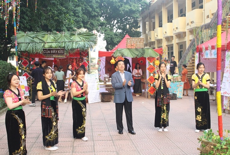 Thứ trưởng, Phó Chủ nhiệm Lê Sơn Hải cùng các đại biểu tham quan Ngày hội trải nghiệm sắc màu các dân tộc Việt Nam năm học 2022 - 2023 tại Trường Dự bị Đại học Dân tộc Trung ương