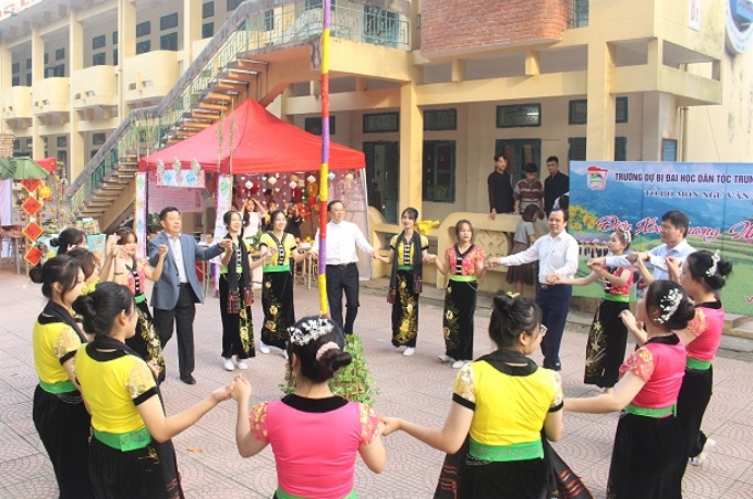 Thứ trưởng, Phó Chủ nhiệm Lê Sơn Hải cùng các đại biểu tham quan Ngày hội trải nghiệm sắc màu các dân tộc Việt Nam năm học 2022 - 2023 tại Trường Dự bị Đại học Dân tộc Trung ương