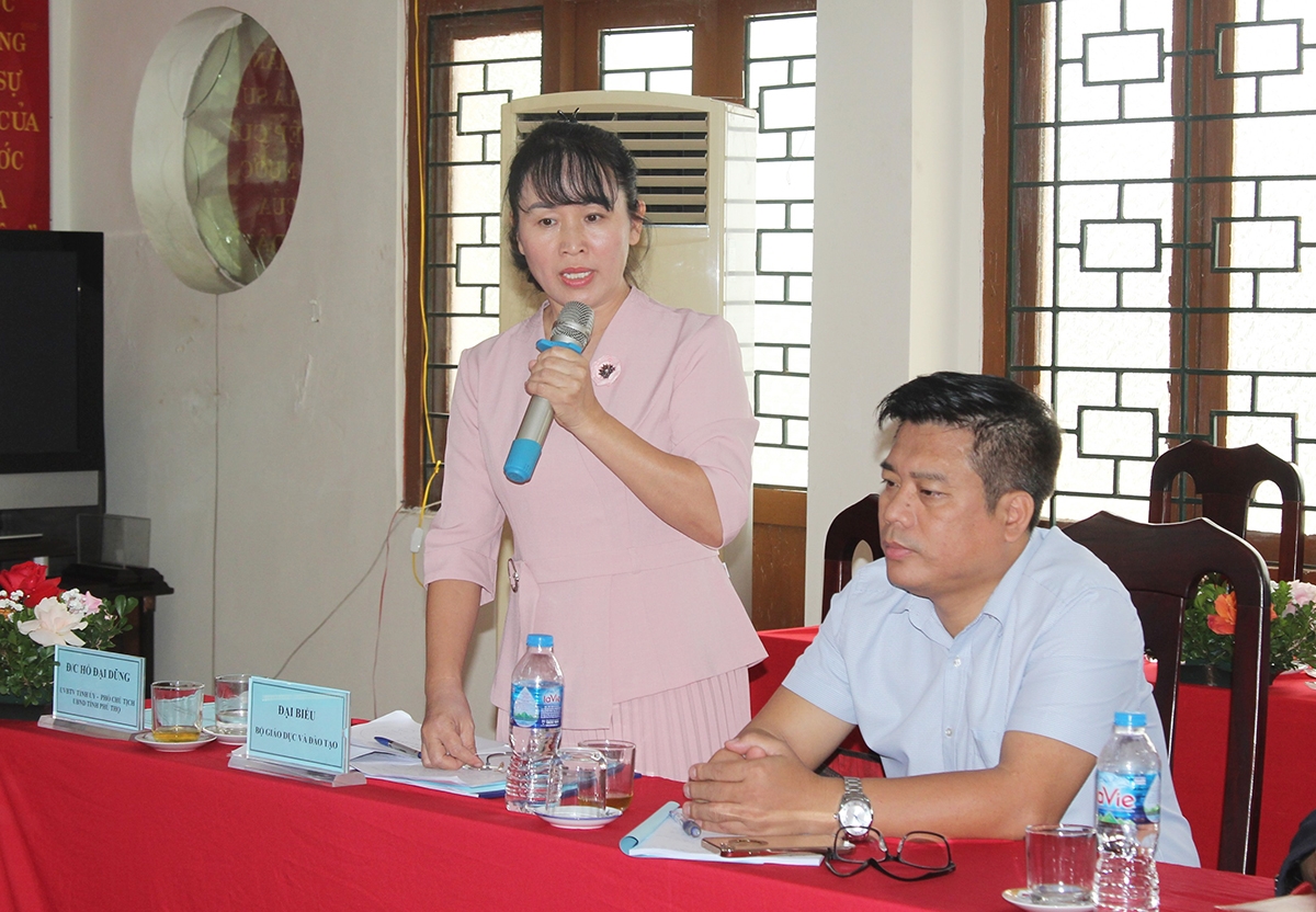 Bà Vũ Thị Ánh - Phó Vụ trưởng Vụ Giáo dục Dân tộc (Bộ GD&ĐT) phát biểu tại Hội thảo