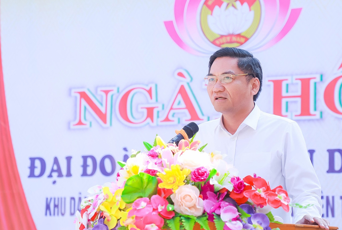Phó Bí thư tỉnh ủy Nghệ An Hoàng Nghĩa Hiếu tham dự và phát biểu tại Ngày hội Đại đoàn kết dân tộc tại khu dân cư bản Khe Kiền