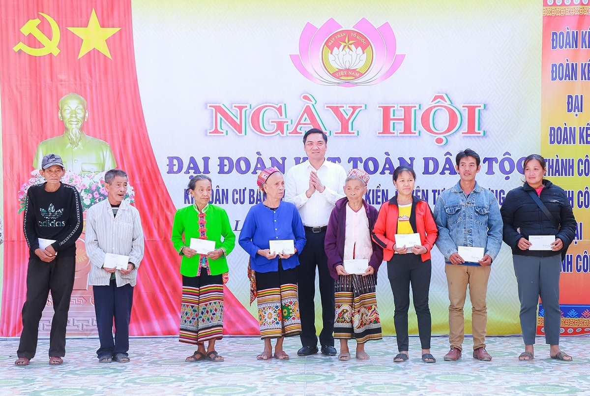 Tại Ngày hội, Phó Bí thư tỉnh ủy Nghệ An đã trao tặng 10 suất quà cho các hộ thuộc diện hộ nghèo trên địa bàn xã Lưu Kiền