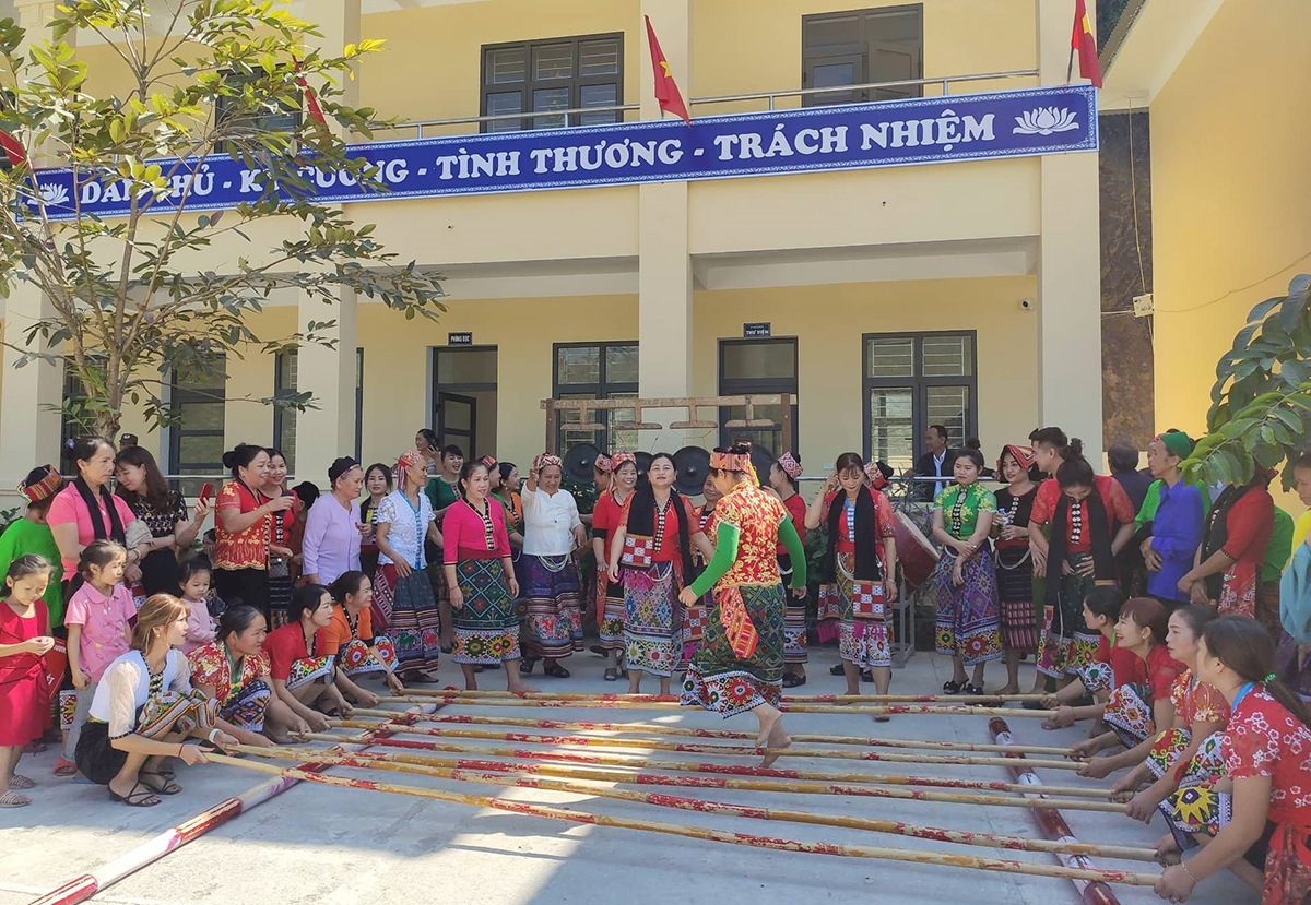 Tiết mục nhảy sạp, nét văn hóa đặc trưng của Người Thái biểu diễn trong Ngày hội Đại đoàn kết toàn dân tộc 