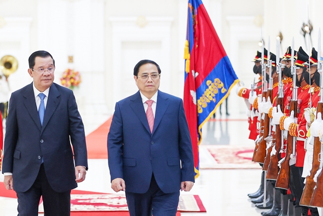 Hai Thủ tướng duyệt Đội danh dự Quân đội Campuchia. (Ảnh: VGP/Nhật Bắc)