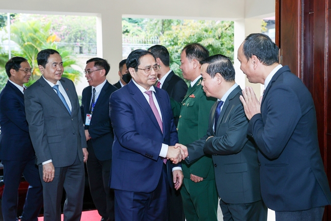 Thủ tướng Minh Chính tới thăm, nói chuyện với cán bộ, nhân viên Đại sứ quán Việt Nam, đại diện doanh nghiệp và cộng đồng người Việt Nam tại Vương quốc Campuchia. (Ảnh: VGP/Nhật Bắc)