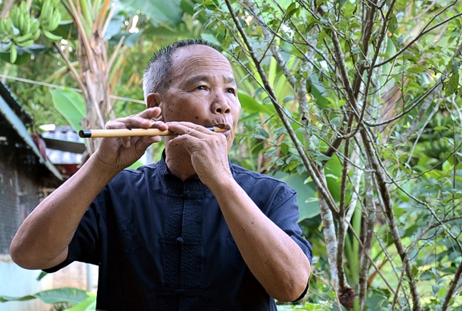 Dù đã ở tuổi 78, song nghệ nhân Quàng Văn Hom vẫn giữ thói quen thổi pí hàng ngày.