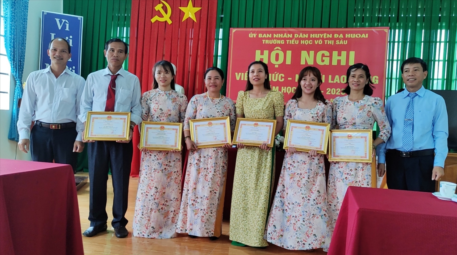 Nhà giáo Ka Kầm (thứ 4 bên phải qua) cùng đồng nghiệp nhận chứng nhận Danh hiệu Chiến sĩ thi đua cấp cơ sở năm học 2021-2022