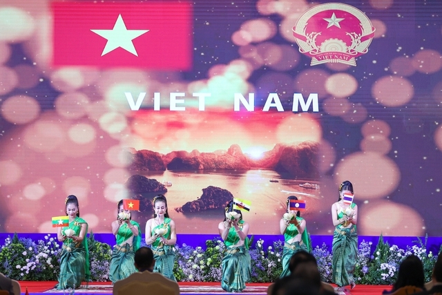 Lễ khai mạc thể hiện đậm đà bản sắc ASEAN thông qua các tiết mục văn nghệ truyền thống mang dấu ấn văn hóa của các nước thành viên - Ảnh: VGP/Nhật Bắc