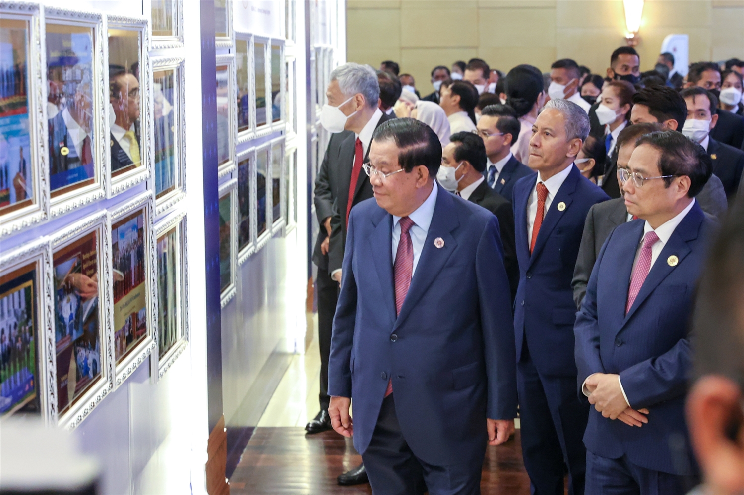 Lãnh đạo các nước ASEAN tham quan triển lãm - Ảnh: VGP/Nhật Bắc