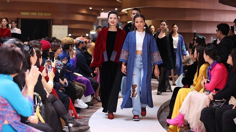 Bộ sưu tập thời trang của nhà thiết kế La Phạm trong sự kiện "Bước chân di sản" 