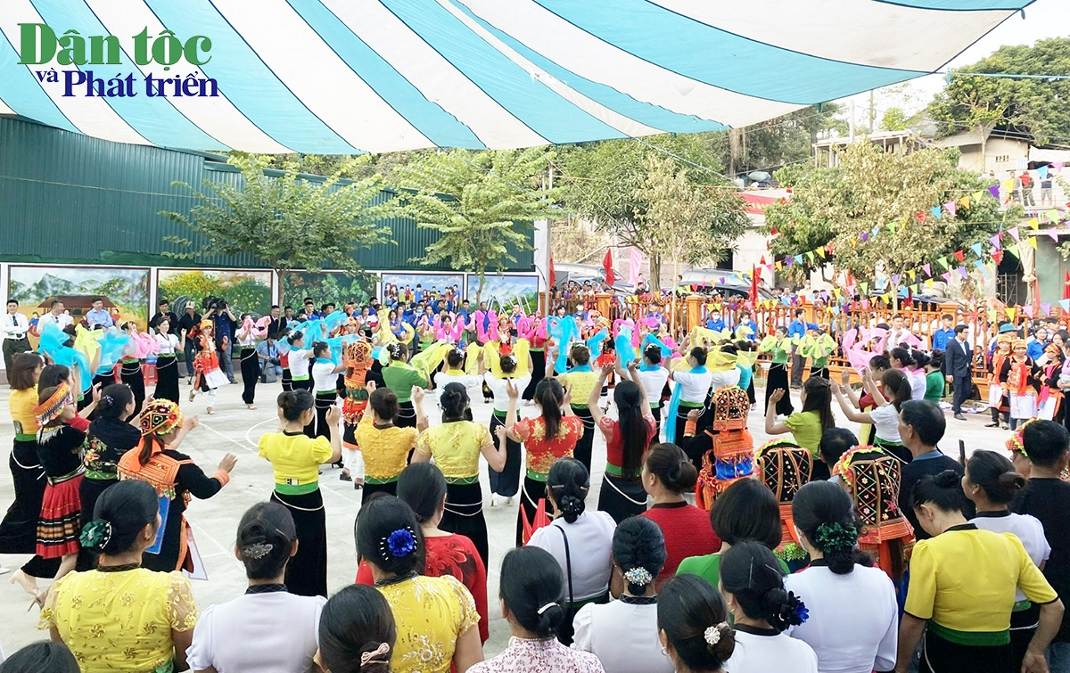 Nhân dân huyện Phong Thổ cùng múa vòng xòe Đại đoàn kết các dân tộc